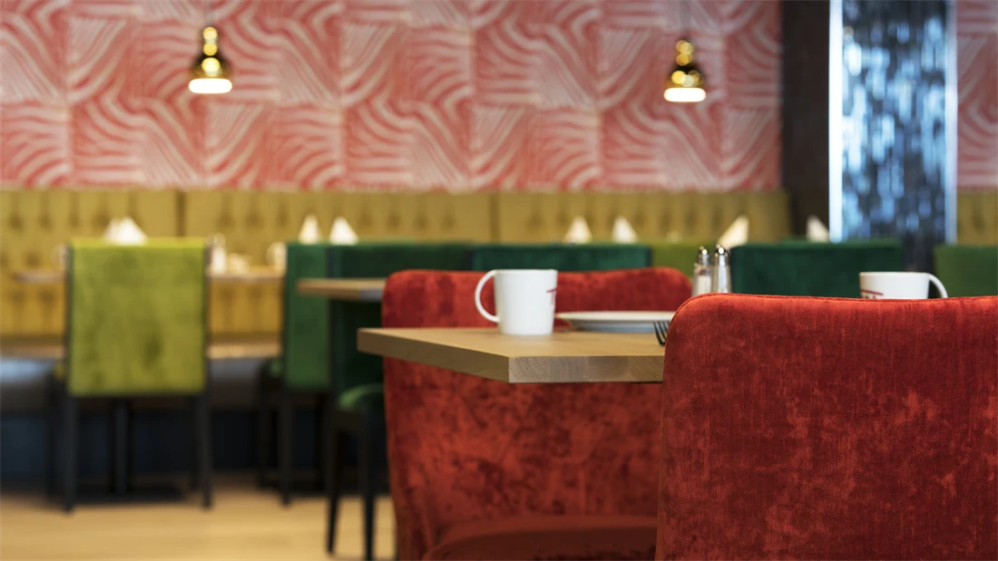 Bord og stoler i restaurant på Thon Hotel Orion i Bergen Sentrum