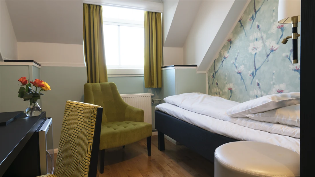 Seng og stol i enkeltrom på Thon Hotel Nidaros i Trondheim