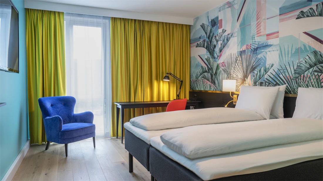 Separate senger, stol og skrivebord i standard twin rom på Thon Hotel Storo
