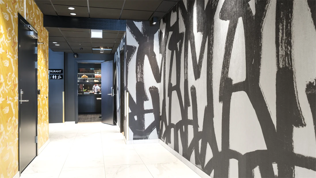 Kooridor med svart og hvit mønstret tapet på Thon Hotel Europa i Oslo sentrum rett ved Slottsparken