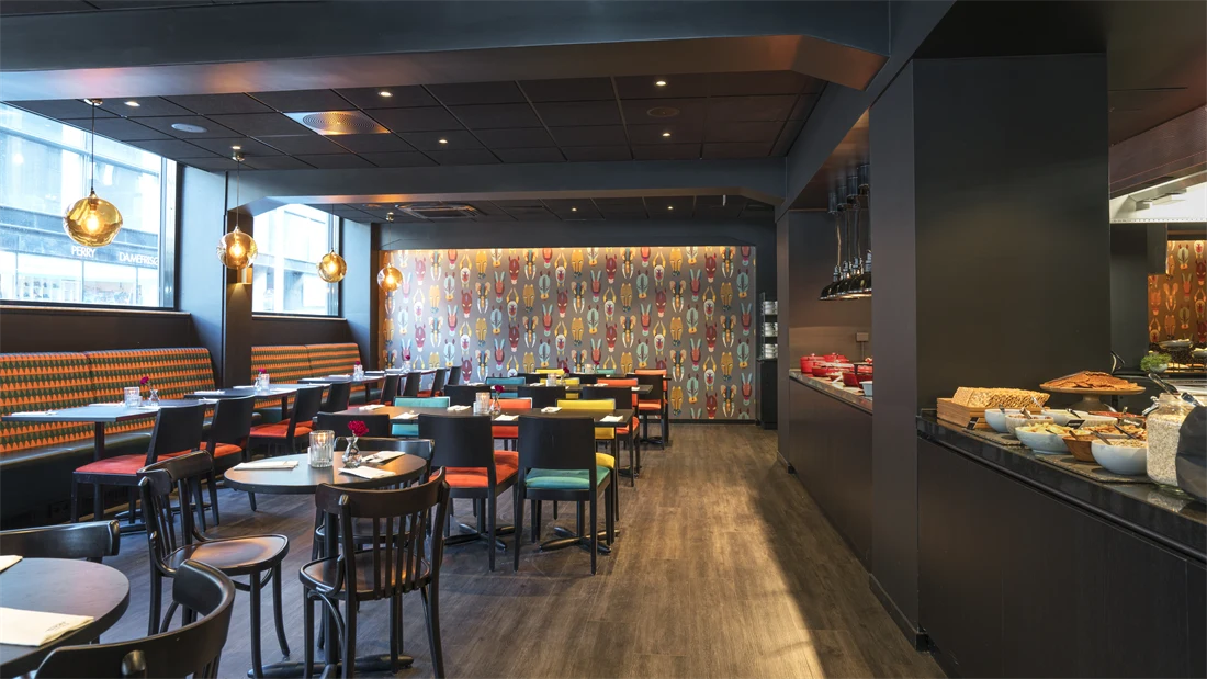Tapet med forskjellige dyrehoder i forskjellige farger i restaurant på Thon Hotel Europa i Oslo sentrum rett ved Slottsparken