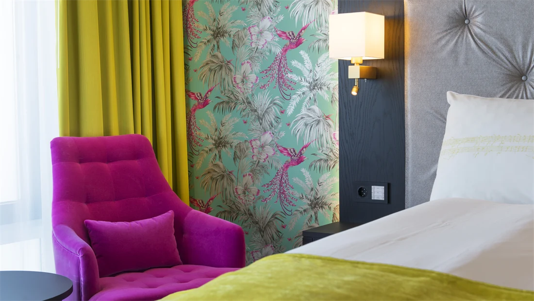 Stol og dobbeltseng i suite på Thon Hotel Opera