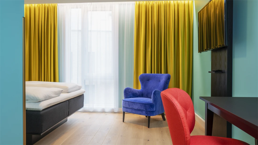 Skrivebord, stol og speil i standard HCP rom på Thon Hotel Storo