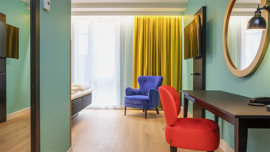 Skrivebord, stol og speil i standard HCP rom på Thon Hotel Storo
