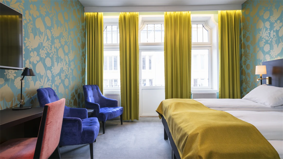 Senger, skrivebord og stoler i twin rom på Thon Hotel Nidaros