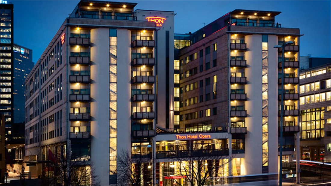 Fasadebilde om natten fra Thon Hotel Opera
