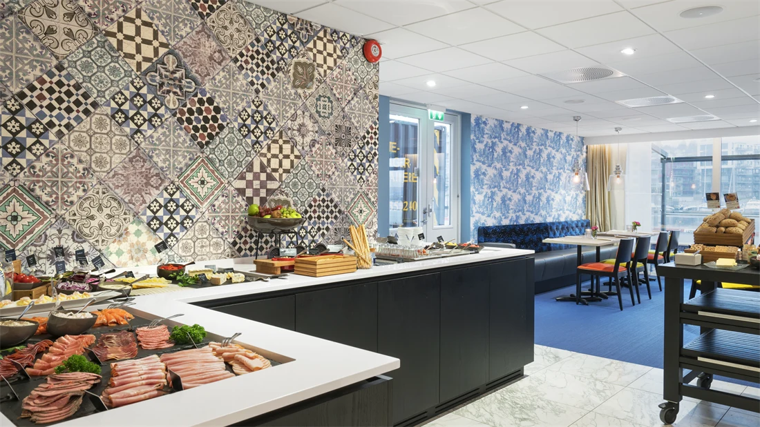 Frokostbuffet med et stort utvalg pålegg på Thon Hotel Tønsberg Brygge