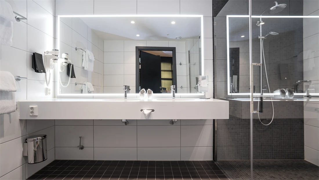 Bad med dusj i HCP rom på Thon Hotel Storo